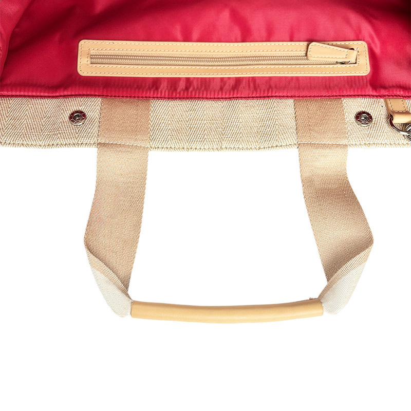Internal zipper of the tote bag